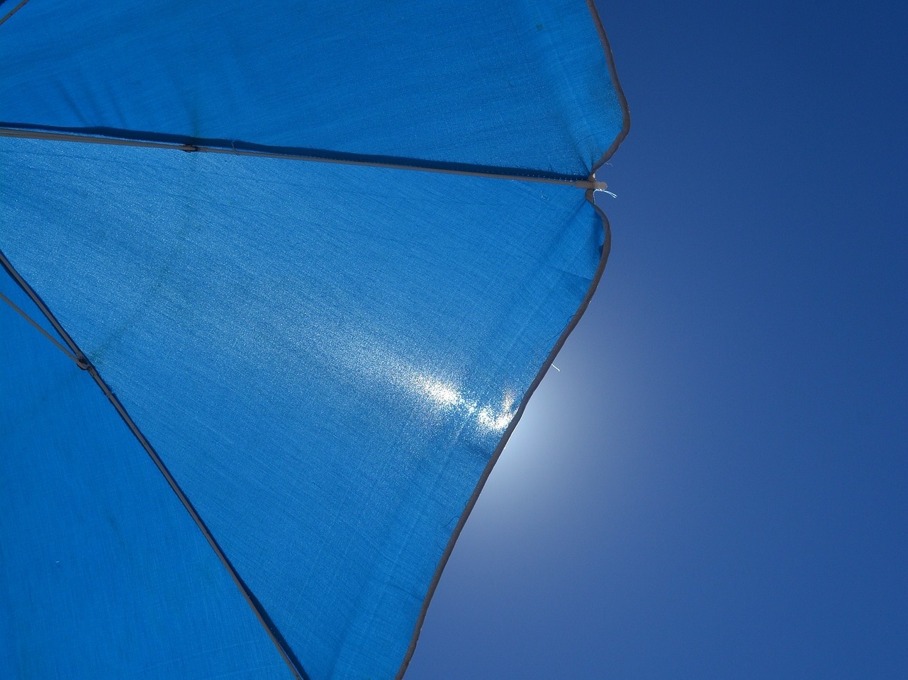 Sonnenschirm verdeckt die Sonne